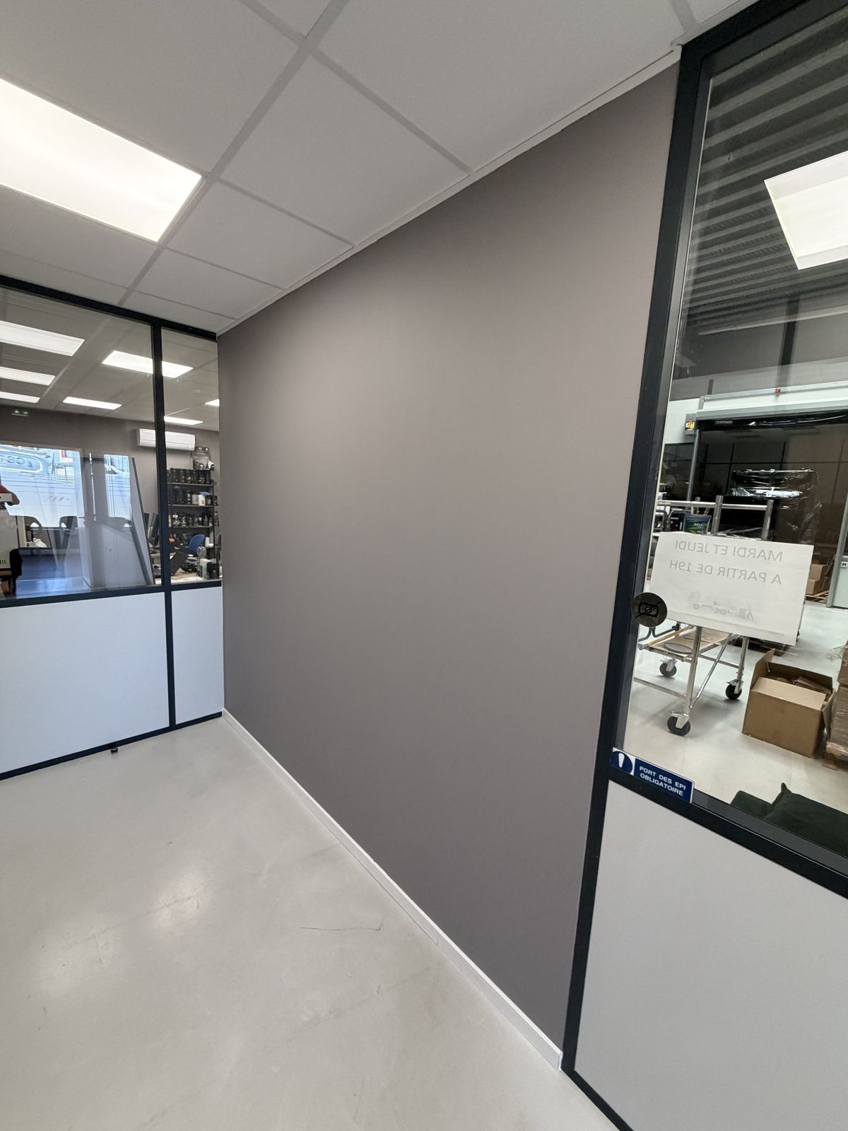 Cloison de bureau terminée en gris taupe mat